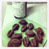 Bombons de xocolata negra farcits de gelatina de vi dolç Rasim